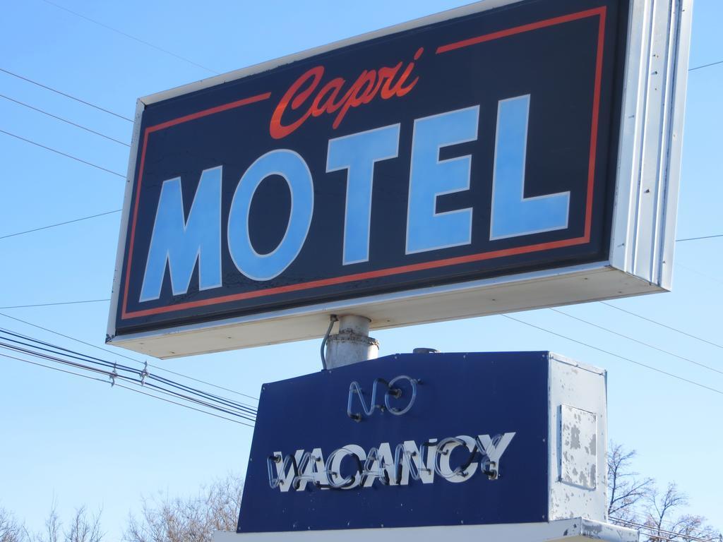 Capri Motel Скотсблъф Екстериор снимка