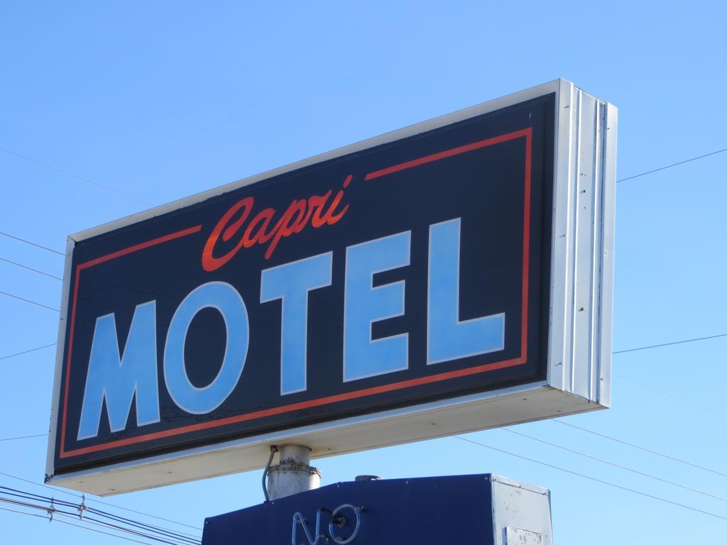Capri Motel Скотсблъф Екстериор снимка