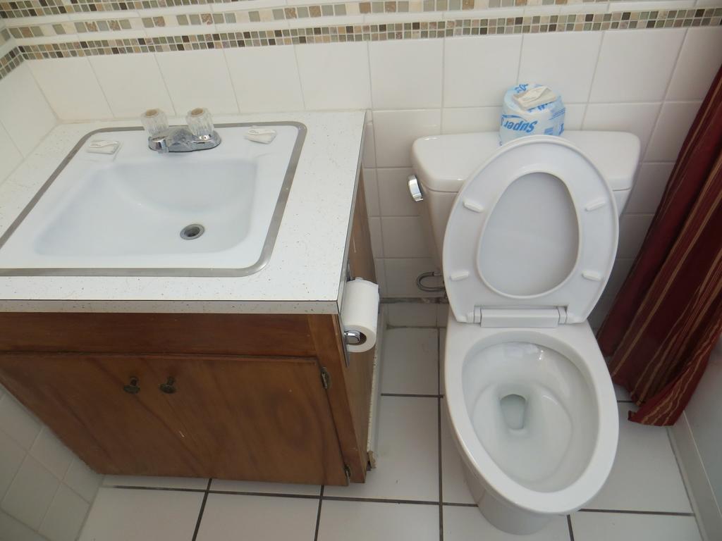 Capri Motel Скотсблъф Екстериор снимка